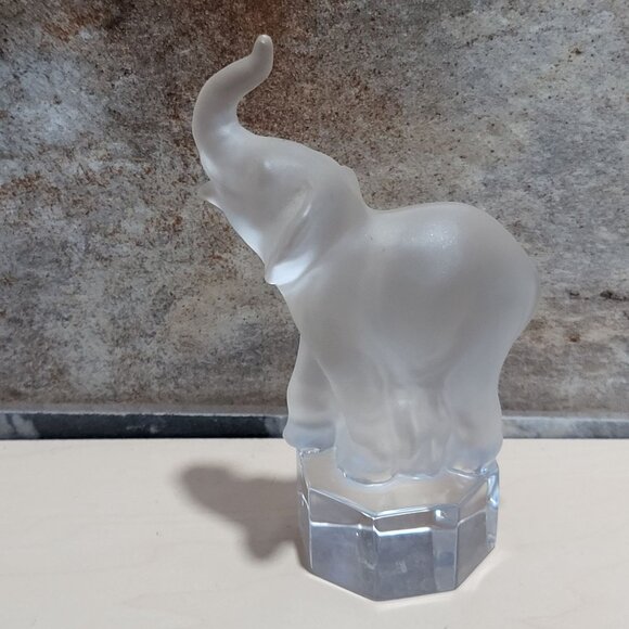 Vintage Goebel Frosted Crystal Elephant Paperweight On Pedestal Figurine - Picture 2 of 11